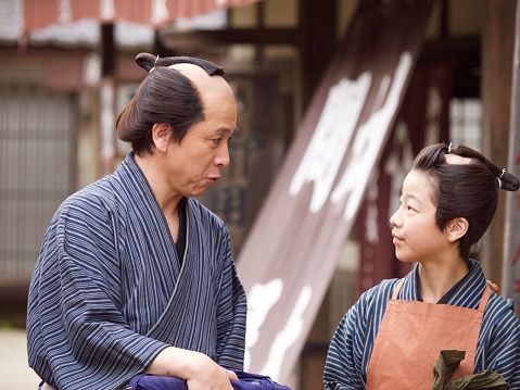 Comerciante japonés y su asistente en período Edo photo