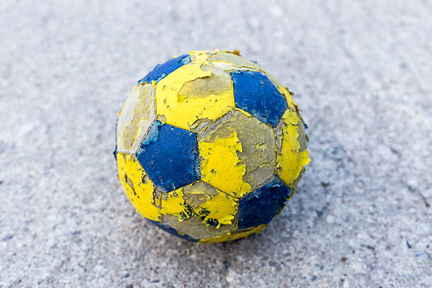 古いサッカーボールのクローズアップ - soccer ball old leather soccer ストックフォトと画像