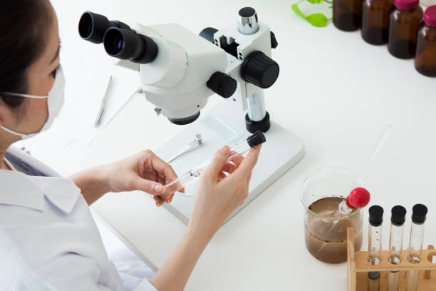 istock Researcher who studies the muddy water in the science room 543564190