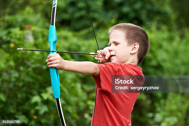 Pequeño Arquero Con Arco Y Flecha Foto de stock y más banco de imágenes de Tiro con arco - Tiro con arco, Niño, Arco - Deporte