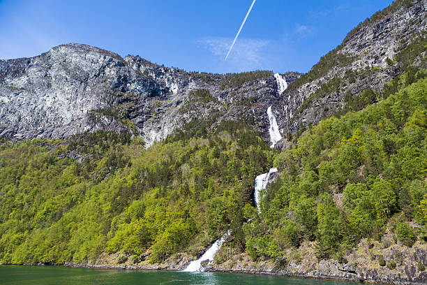 chute d’eau le long du sognefjord en norvège - aurlandfjord photos et images de collection