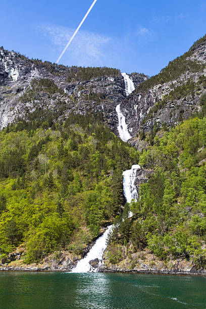 ノルウェーのソグネフィヨルド沿いの滝 - aurlandfjord ストックフォトと画像
