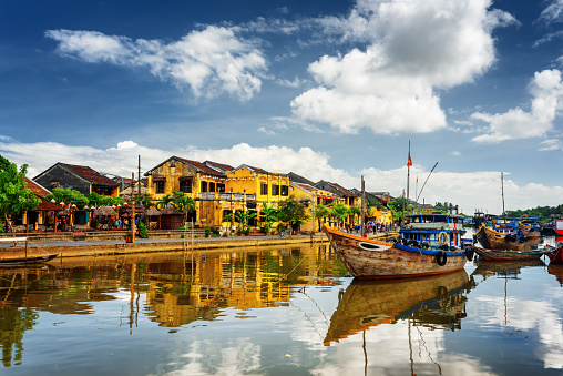 Barcos de madera en el río Thu Bon, Hoi An, Vietnam photo