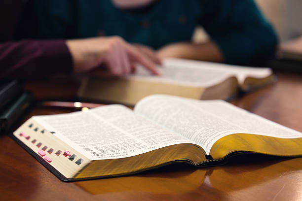 giovane coppia che studia la bibbia - bible study foto e immagini stock