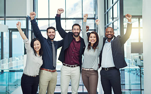 положительные команды дают положительные результаты - cheering business people group of people стоковые фото и изображения