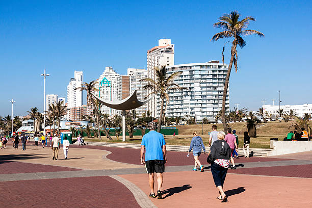 pessoas a caminhar em durban do baile de finalistas em - africa african descent south bicycle imagens e fotografias de stock