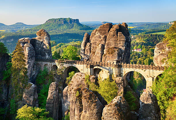 pont de la bastei en suisse saxonne, en allemagne - basteifelsen photos et images de collection
