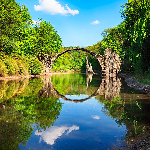 ponte em arco (rakotzbrucke) em kromlau, alemanha - arch bridge imagens e fotografias de stock