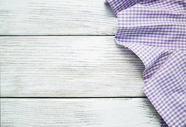 냅킨 목재 위 배경기술 - checked purple tablecloth pattern 뉴스 사진 이미지