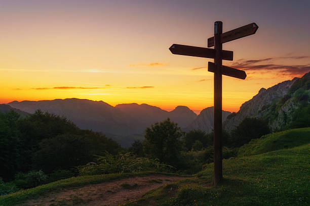 signpost in the mountain at sunset - directional sign wood sign footpath imagens e fotografias de stock