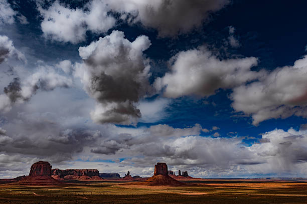 istock Artist Point Overlook Monument Valley 543588376