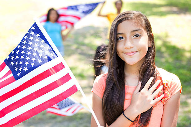 patrióticas pré-adolescente hispânica menina com bandeira americana - parade flag child patriotism - fotografias e filmes do acervo