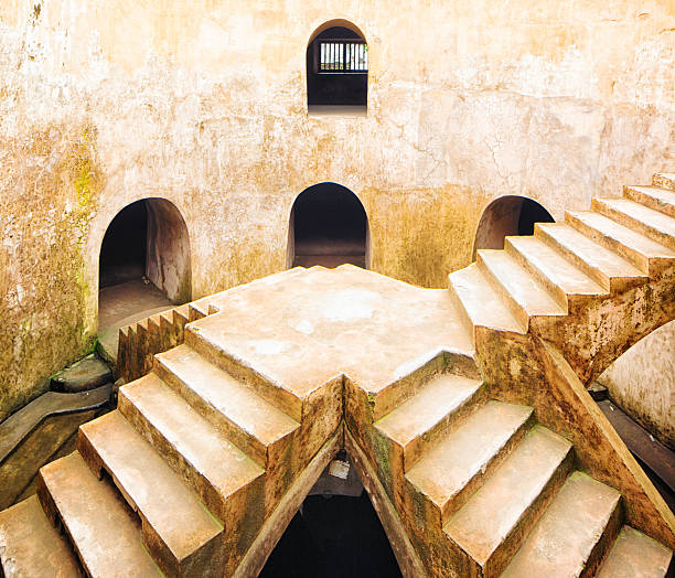 antiguo pozo en yogyakarta castillo de agua con cuatro escaleras - steps staircase water doorway fotografías e imágenes de stock