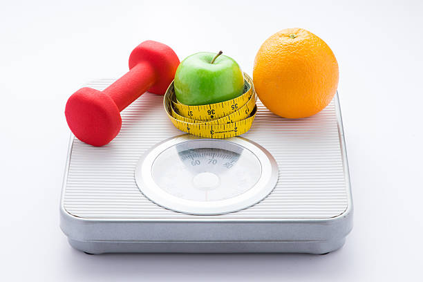 concept de régime alimentaire santé - weight scale dieting weight healthcare and medicine photos et images de collection