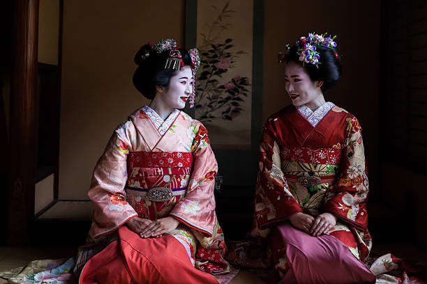 два майко гейша, сидя в номере в киото, япония - beautiful make up elegance glamour стоковые фото и изображения