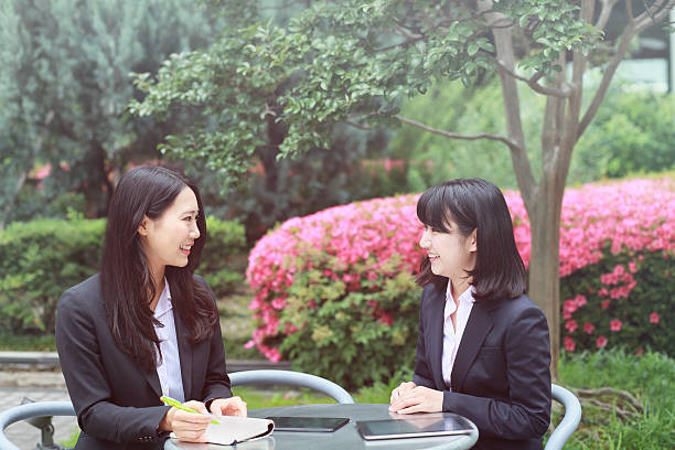 2 つの若いビジネス女性 - japanese culture asian ethnicity friendship computer ストックフォトと画像