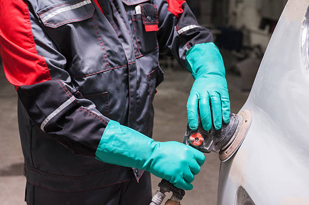 istock Polishing the car 543599042