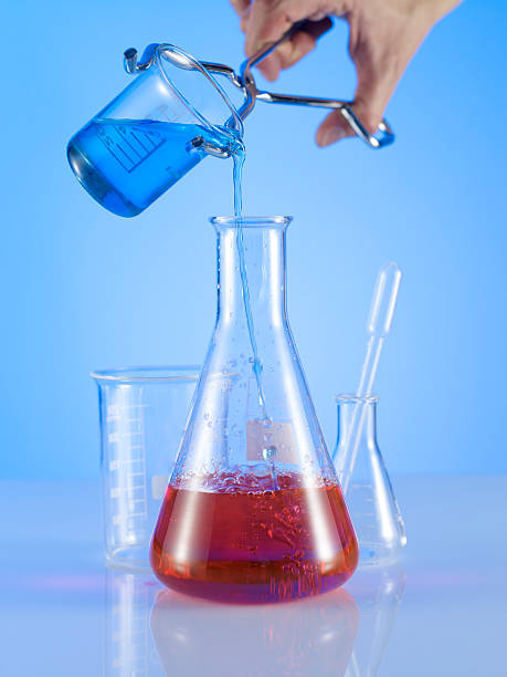 scientific pouring colorful liquid - laboratory glassware beaker flask glass imagens e fotografias de stock