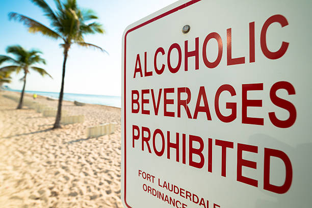 istock Alcoholic Beverages Prohibition Sign at Beach 543600116