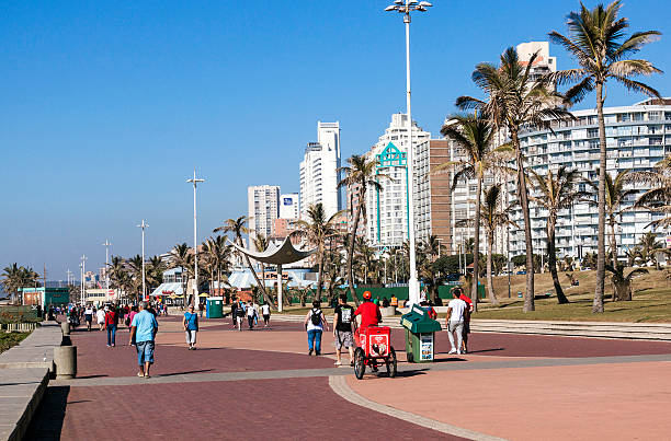 pessoas a caminhar em durban 4 do baile de finalistas em - africa african descent south bicycle imagens e fotografias de stock