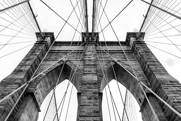 vue de jour de la tour du pont de brooklyn - brooklyn bridge bridge brooklyn stone photos et images de collection