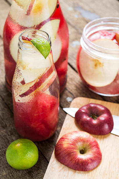 série de bebidas : água infundida, melancia e maçãs - apple red fruit water - fotografias e filmes do acervo