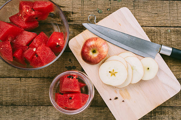 série de bebidas : água infundida, melancia e maçãs - apple red fruit water - fotografias e filmes do acervo