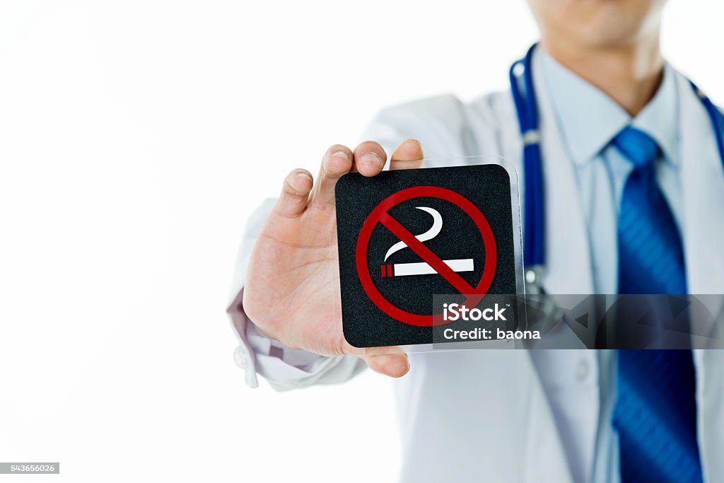 Dokter Memegang Tanda Dilarang Merokok Foto Stok Unduh Gambar Dokter Memegang Tanda Dilarang Merokok Foto Stok Unduh Gambar