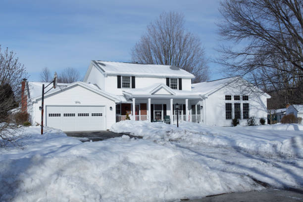 雪深い冬の朝の郊外ホームとドライブウェイ - colonial style house residential structure siding ストックフォトと画像