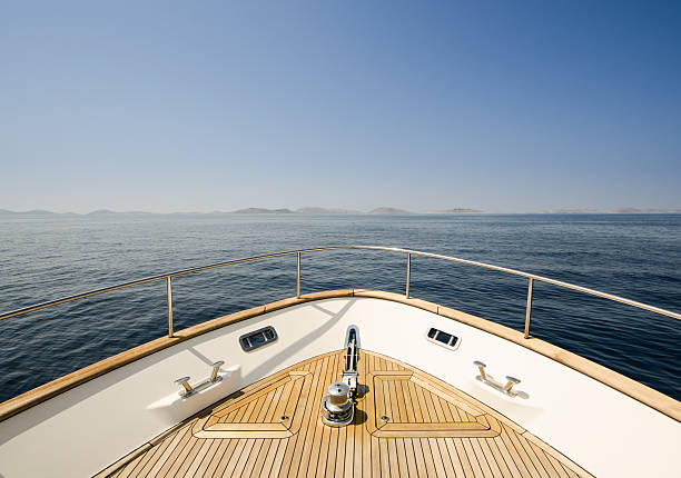 plan grand angle de l’avant du yacht - yacht luxury front view ships bow photos et images de collection