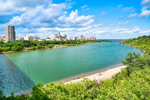 estação do centro da cidade de saskatoon no verão. - south saskatchewan river imagens e fotografias de stock