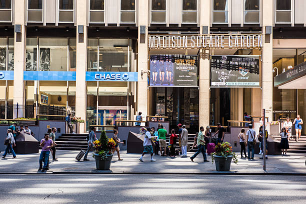 madison square garden y chase bank en nueva york - freedom on the phone urgency telephone fotografías e imágenes de stock