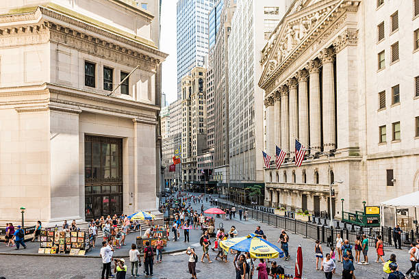 wall street and the new york stock exchange - wall street new york stock exchange stock exchange street imagens e fotografias de stock