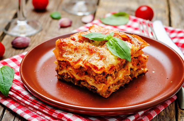 lasanha de carne - italian cuisine minced meat tomato herb imagens e fotografias de stock