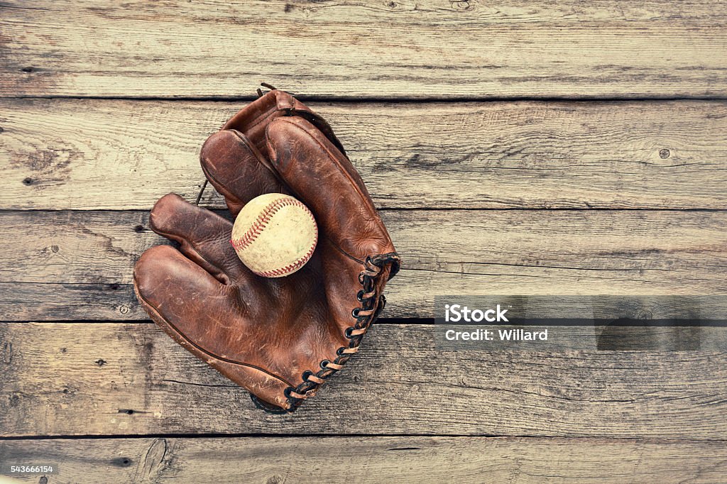 Vieille mitaine de baseball en cuir et balle sur fond de bois grunge - Photo de Gant de baseball libre de droits