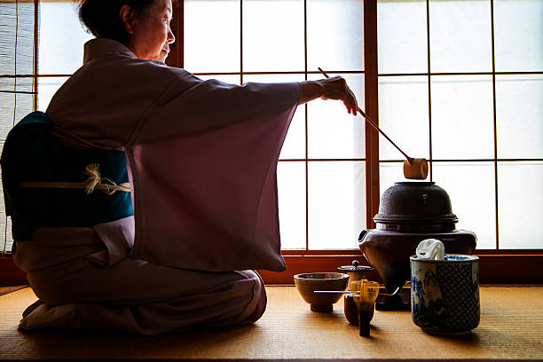 sado (traditionellen japanischen teezeremonie) - ceremony stock-fotos und bilder