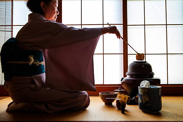 sado (de cérémonie du thé traditionnelle japonaise) - cérémonie photos et images de collection