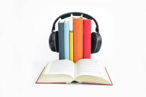 grupo de livros e fones de ouvido relacionados a audiolivros com isolação - pile of books audio - fotografias e filmes do acervo