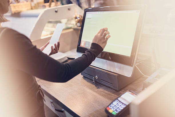웨이트리스 사용하여 터치스크린 컴퓨터 유클리드의 바 볼카운터 - cash register restaurant bar counter paying 뉴스 사진 이미지