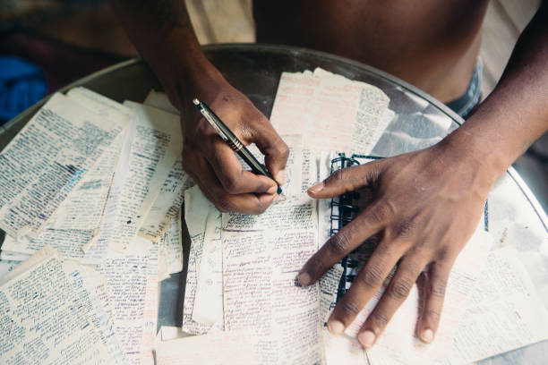 Talentosa Homem negro escrevendo - foto de acervo