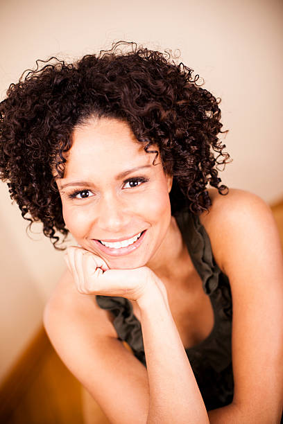 красивая молодая афро-американских женщина - beauty in nature women beautiful human teeth стоковые фото и изображения