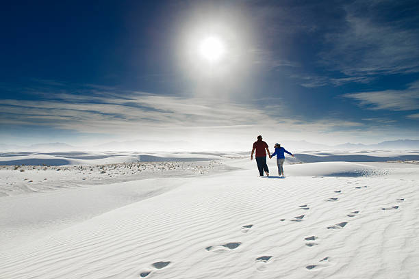 pareja madura de la mano en las dunas de white sands - alamogordo fotografías e imágenes de stock