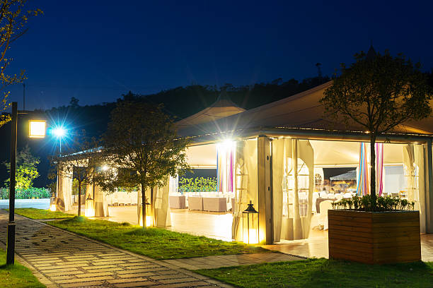 restauracja na świeżym powietrzu pod ogromnym namiotem w nocy - formal garden ornamental garden lighting equipment night zdjęcia i obrazy z banku zdjęć