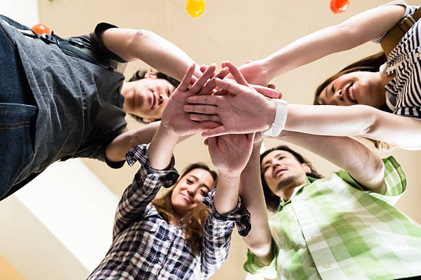 somos amigos para sempre! - solidarity university efficiency sea of hands imagens e fotografias de stock