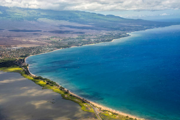 istock Flying in to Mauai 543676112