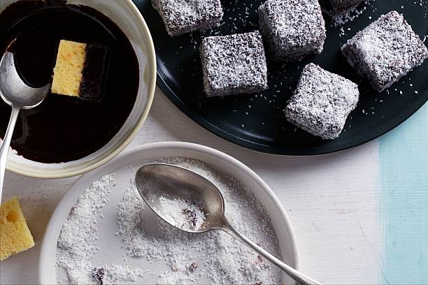 chocolat &coconut lamingtons - lamingtons photos et images de collection