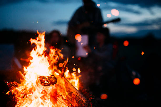 bonfire mit funken, die umherfliegen - outdoor fire fotos stock-fotos und bilder