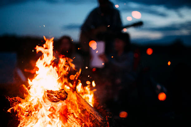 火花が飛び交うたき火 - キャンプファイヤー ストックフォトと画像