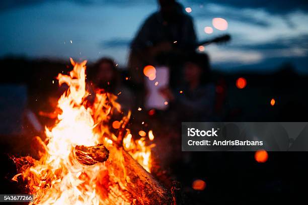 Foto de Fogueira Com Faíscas Voando Ao Redor e mais fotos de stock de Fogueira - Fogo ao Ar Livre - Fogueira - Fogo ao Ar Livre, Fogueira de Acampamento, Praia