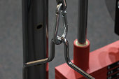 griff-der-gewichtsmaschine-mit-karabiner-im-fitnesscenter.jpg?b=1&s=170x170&k=20&c=zg3PpTQ9wr0IensgkOaXnJsj4cE_PV_H88--xcmVzCg=